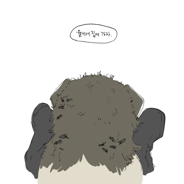 위에서 본 컷, 털이 덥수룩한 개의 머리가 검은 장갑 두 짝 사이에 들려 있다.